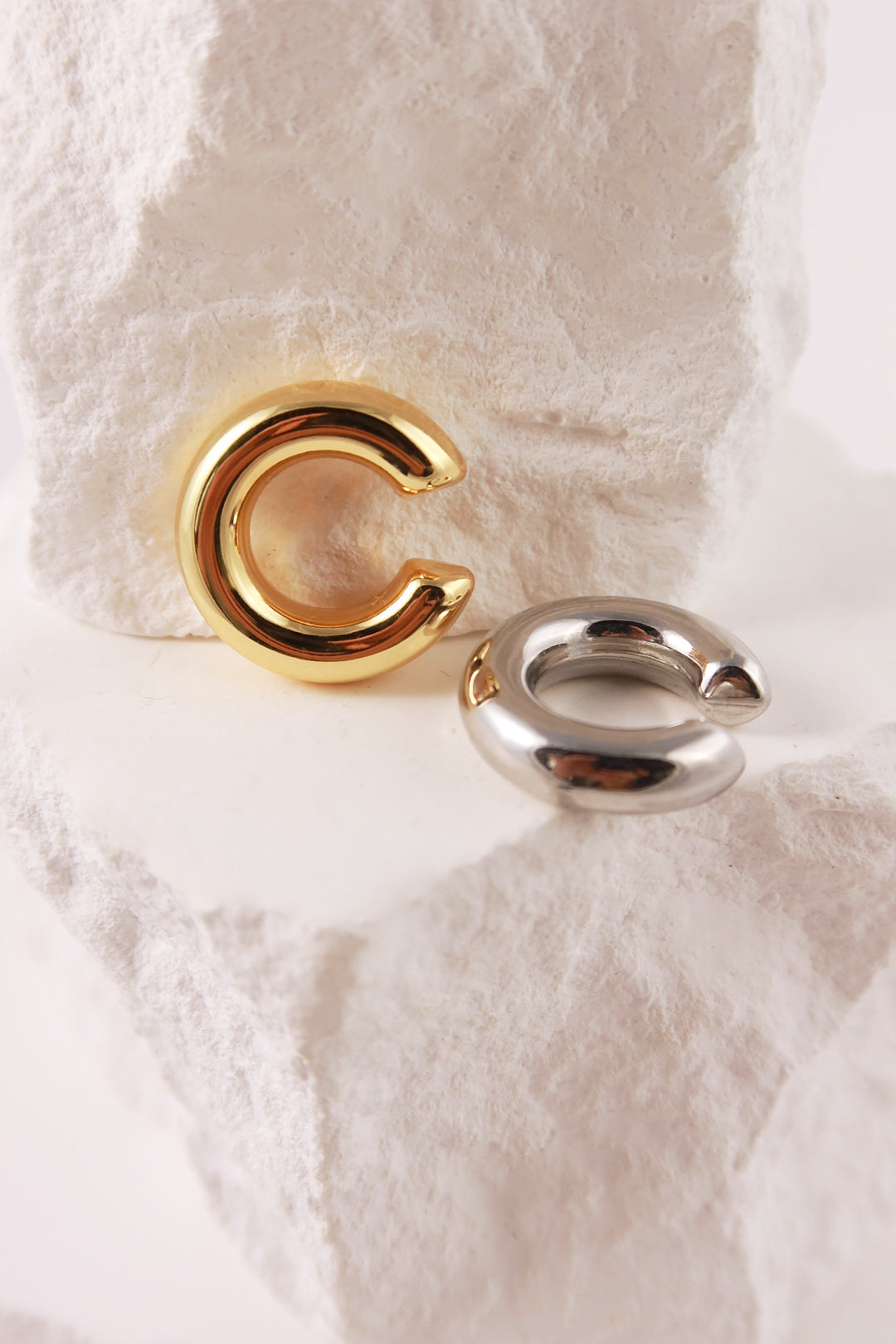 Earcuff Mini Bold Statement – Elegancia Moderna y Impactante