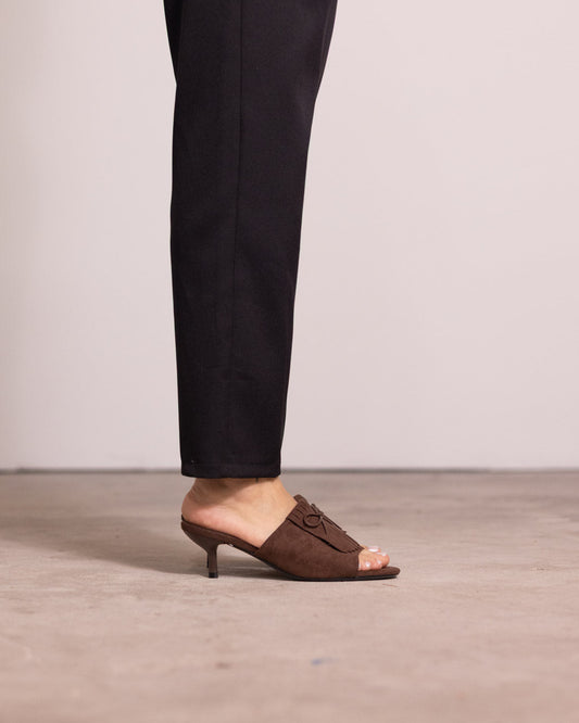 Mule elegante con tacón de carrete