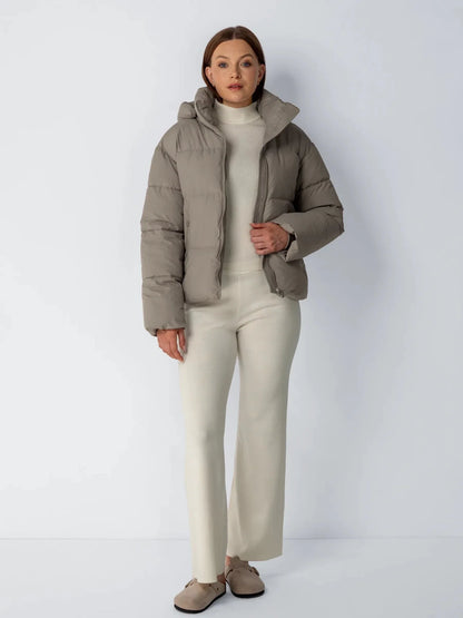 Chaqueta acolchada corta clásica WarmCore™ con capucha desmontable