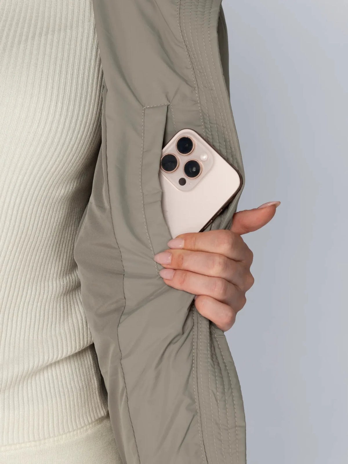 Chaqueta acolchada corta clásica WarmCore™ con capucha desmontable