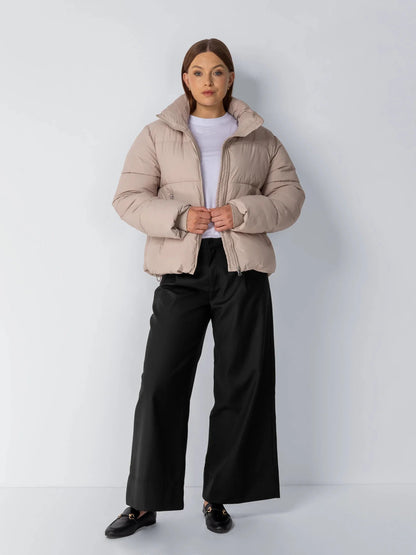 Chaqueta acolchada corta clásica WarmCore™ con capucha desmontable